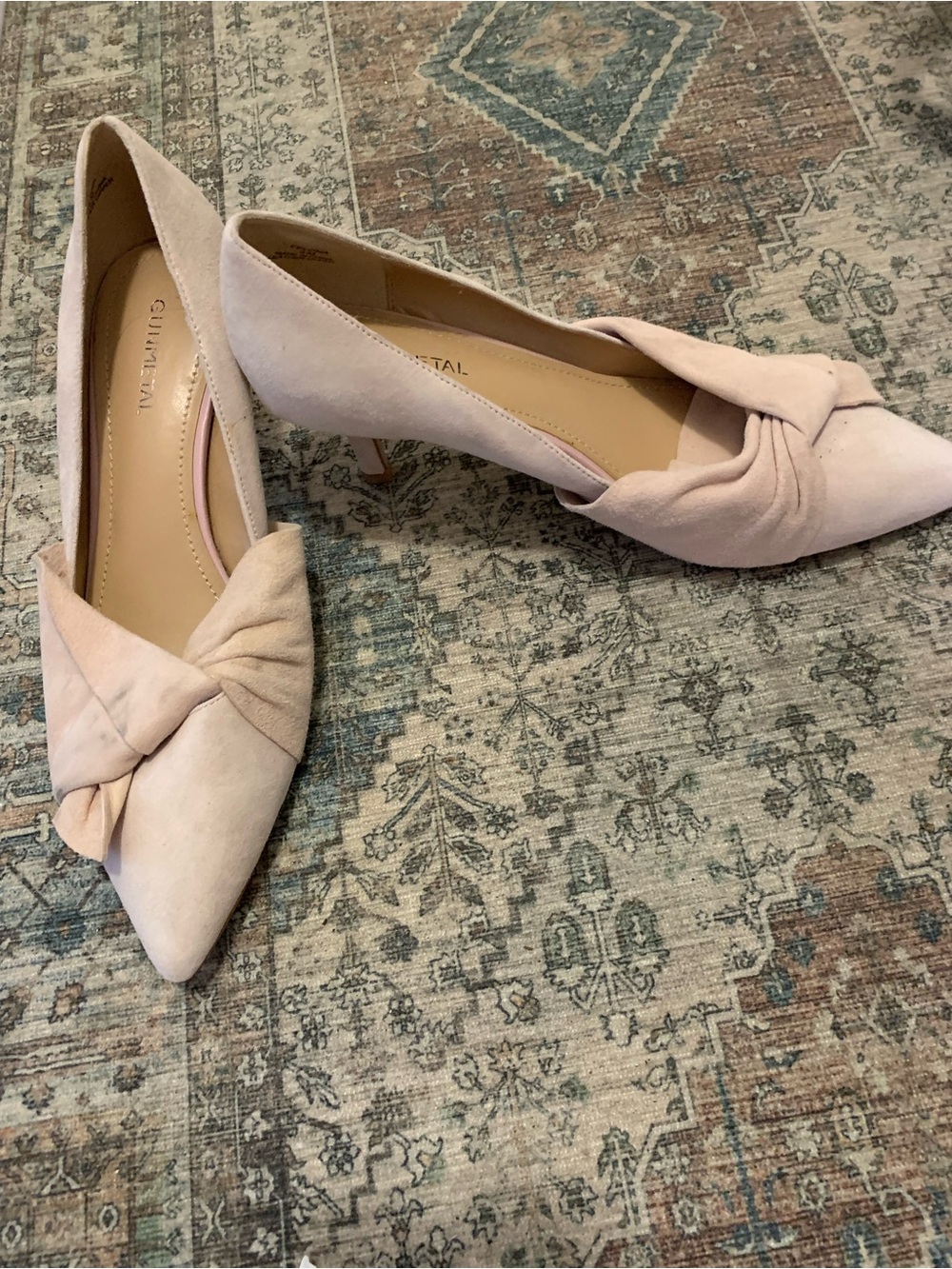 Knotted Pointed-Toe Mid-Heel Pumps in Light Pink